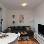 Nikolina Apartamento *