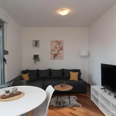 Nikolina Apartment *